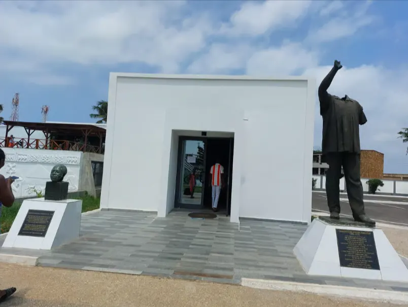 The white stone mausoleum of Kwame Nkrumah, with bronze statues flanking the entrance.